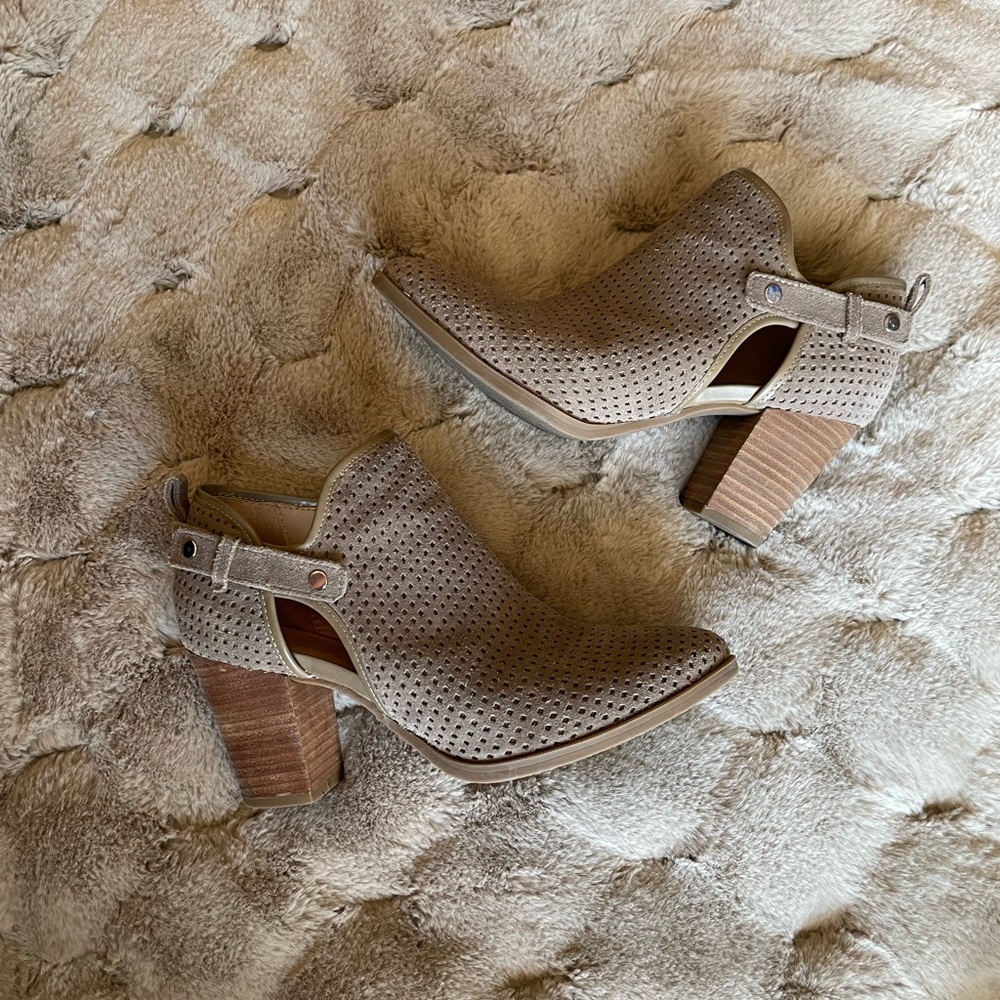 Franco Starto tan size 8 1/2 ankle boots with side cutout